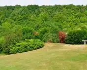 L’inhumation d’un corps en terrain privé